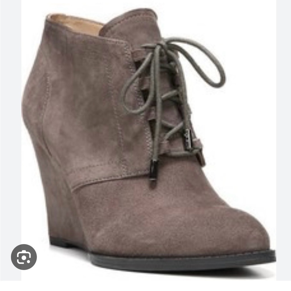 Lennon Lace Up Wedge Bootie
Grey Suede Wedge Ankle Boots by Franco Sarto